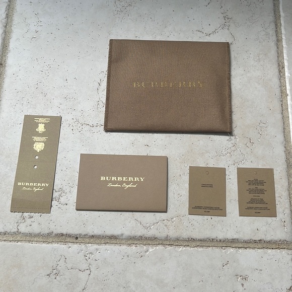 Burberry Wolf Charm - Picture 5 of 7